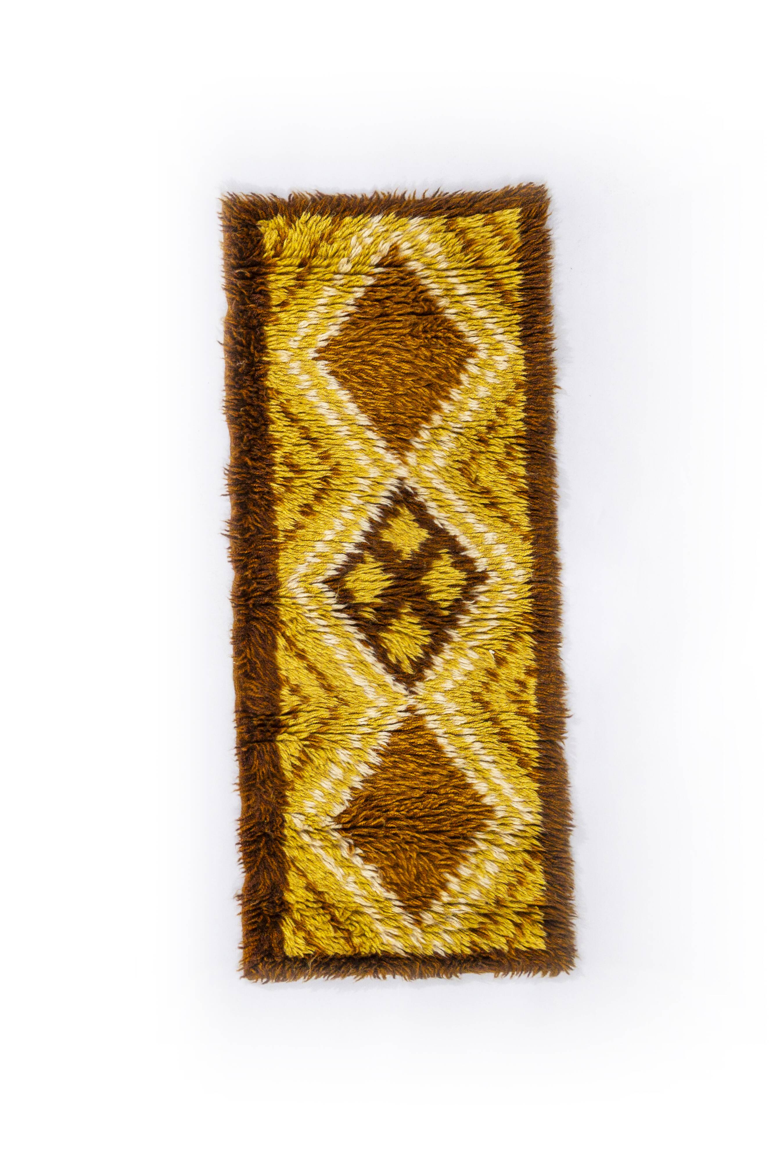 Scandinavian vintage hand knotted rya rug. A small one: 104 x 43 cm (41 x 1