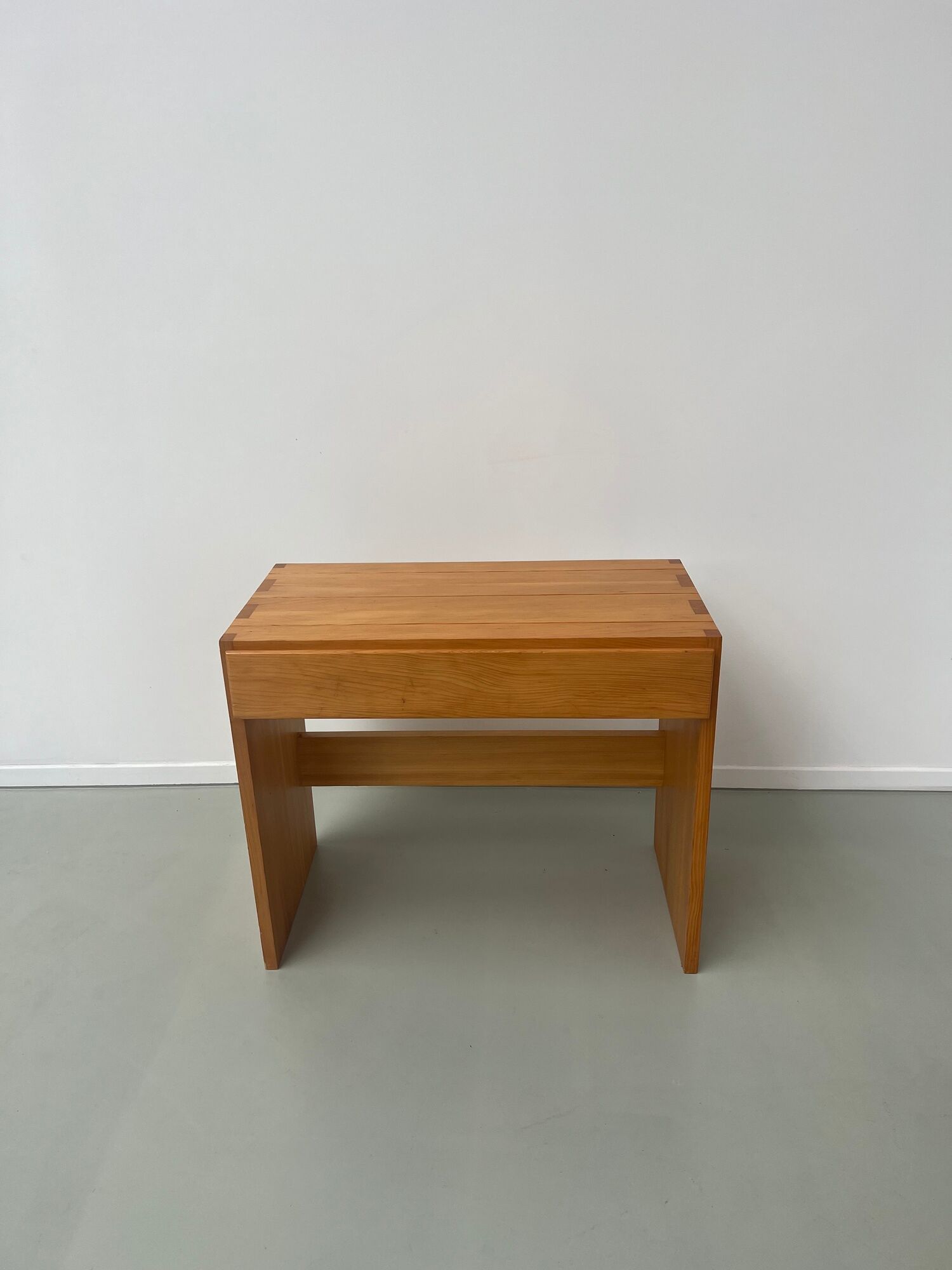 Bureau de Roland Haeusler pour Maison Regain, en pin Circa 1970