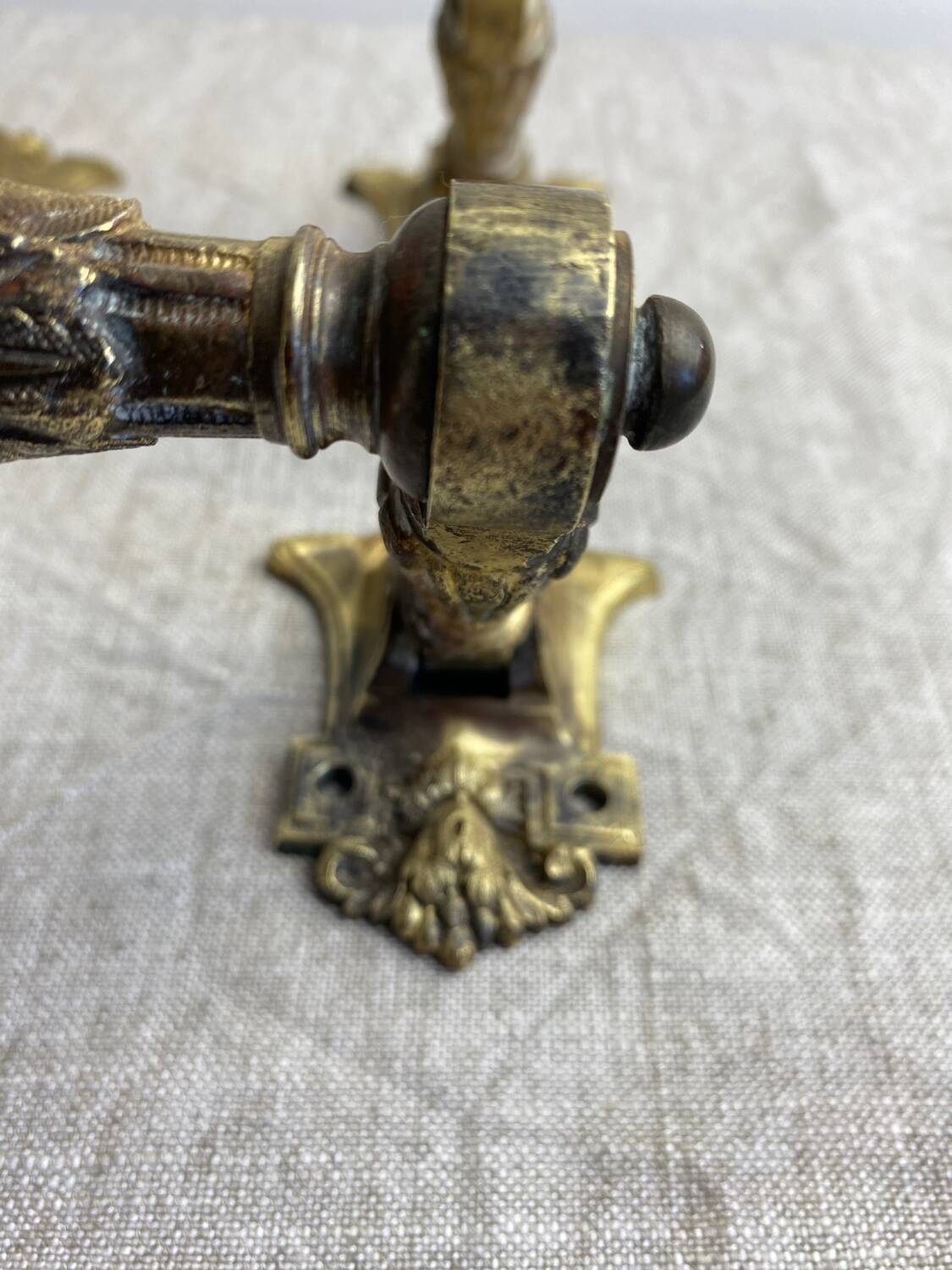 Articulated bronze handles