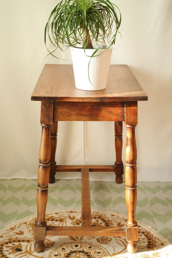 Table d'appoint en noyer ancienne