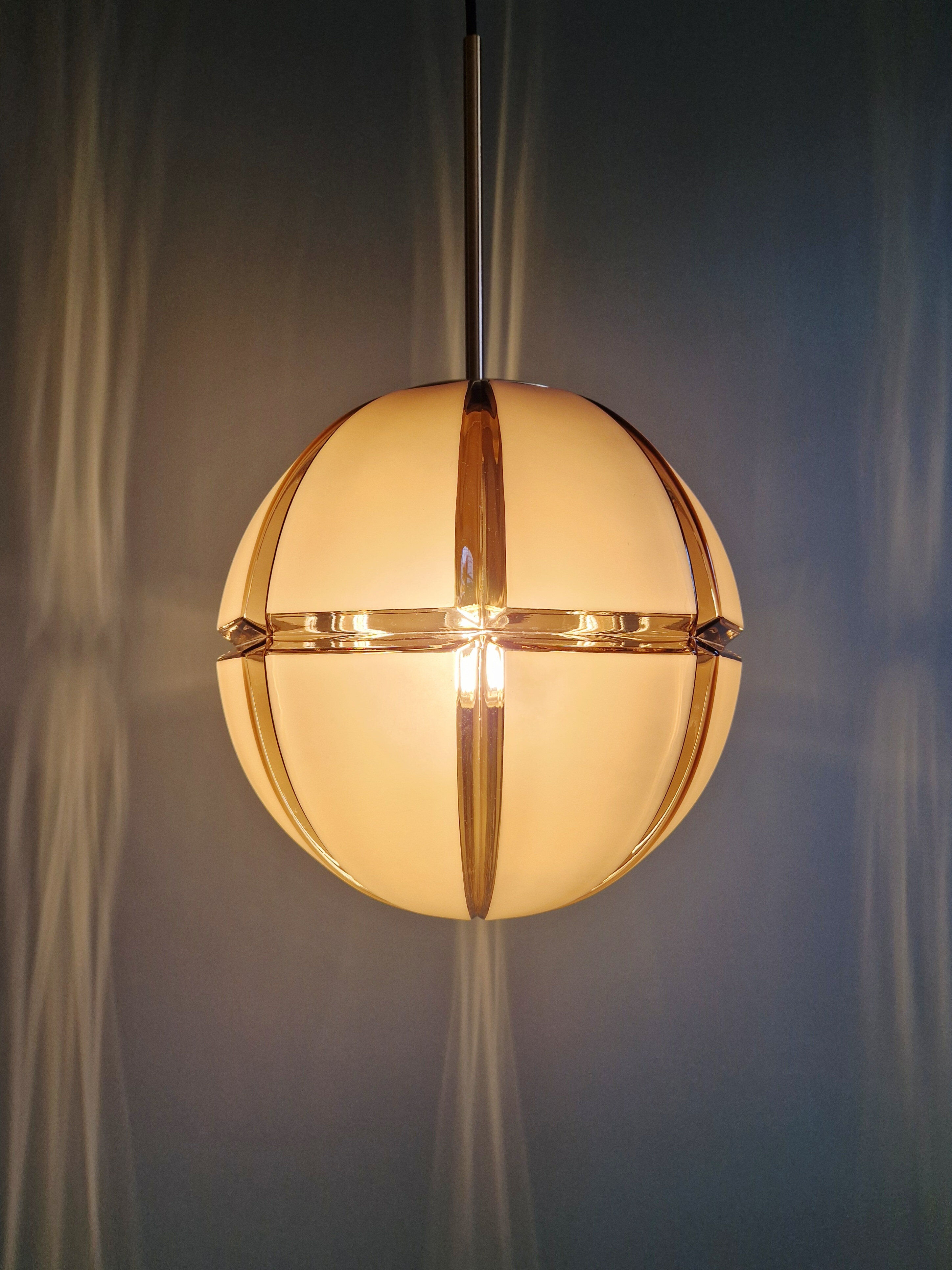 Grande suspension en verre fumé et dépoli, Peill & Putzler, 1970