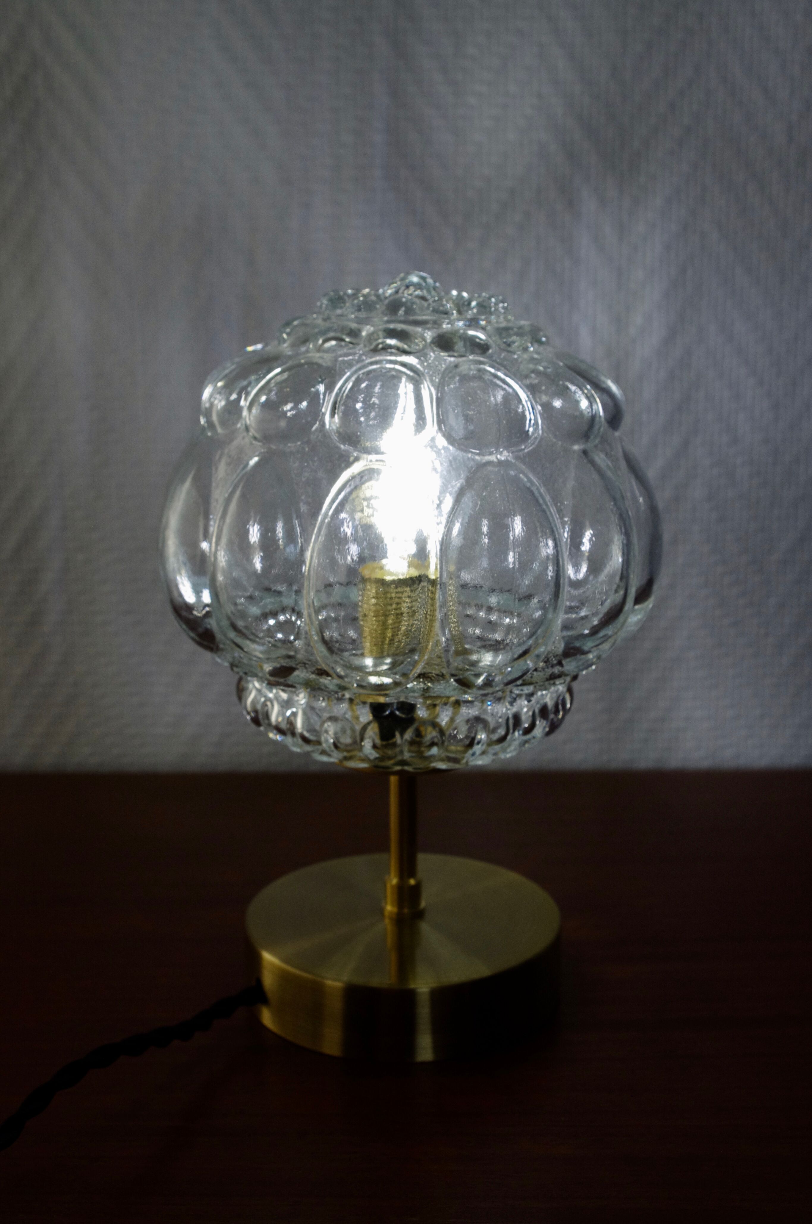 Bubbled glass lamp