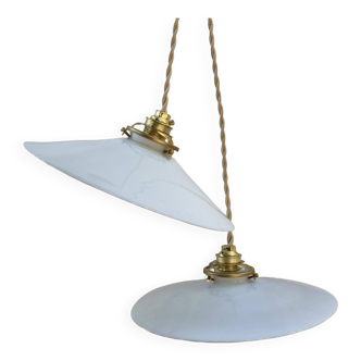 Paire de suspensions vintage en opaline blanche