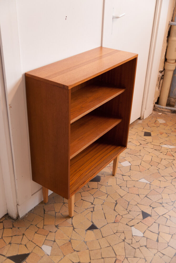 Shelf on spindle feet