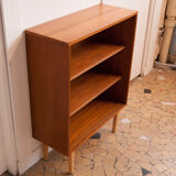 Shelf on spindle feet