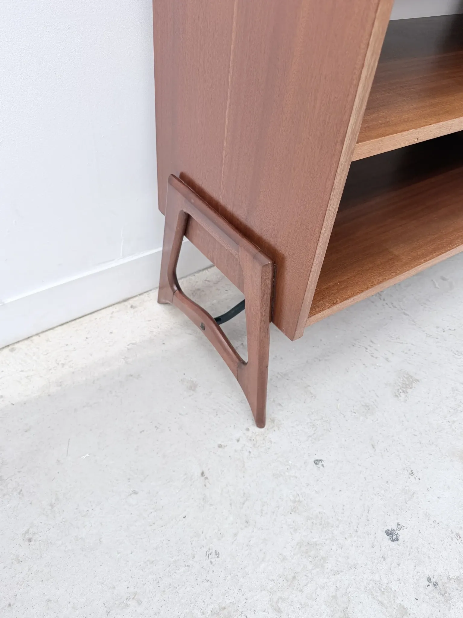 Scandinavian style bookshelf in teak and brass, 1950.