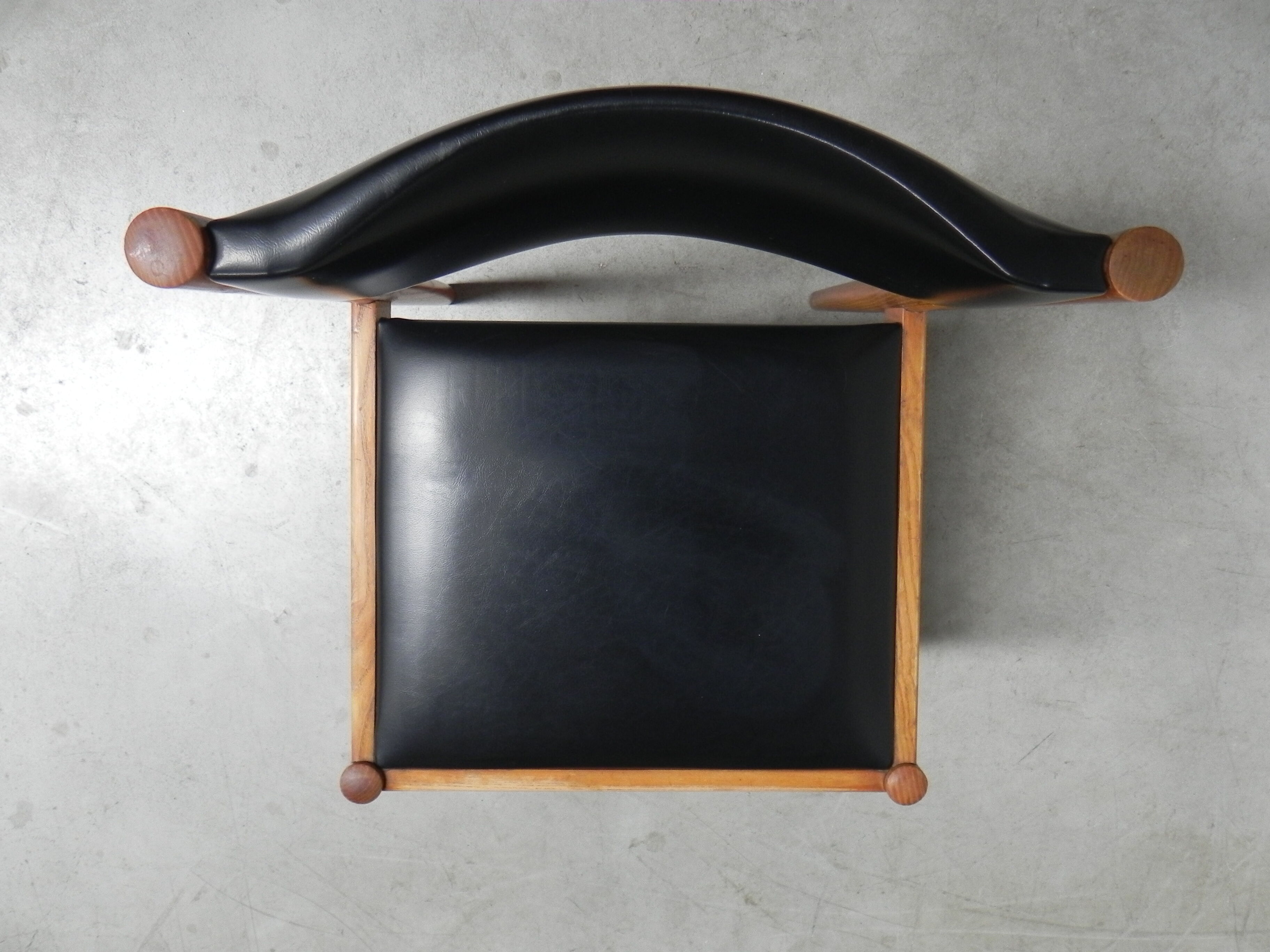 4 vintage chairs upholstered with skai