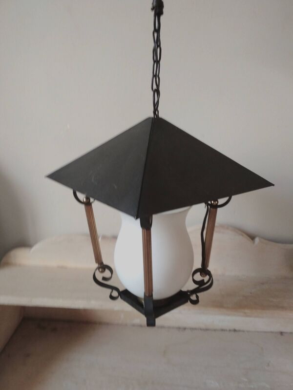 suspension lanterne noire et doré avec opaline blanche