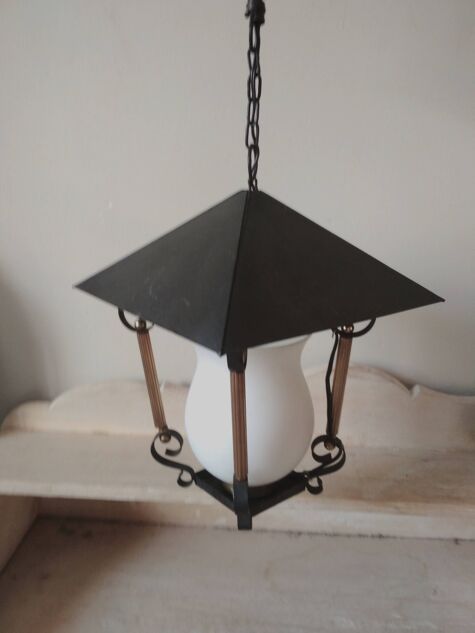suspension lanterne noire et doré avec opaline blanche
