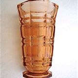Vase rose en verre taillé