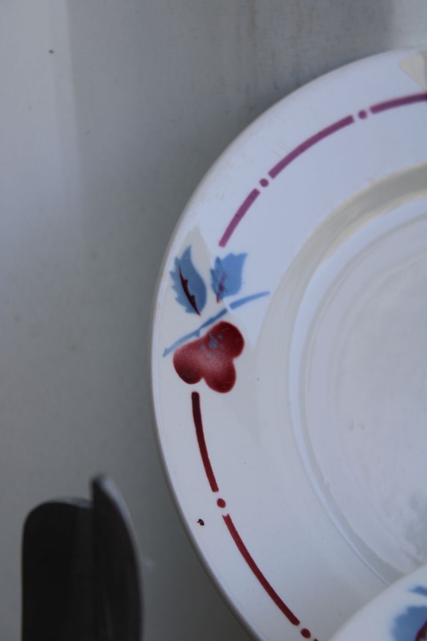 Set of 8 flat ceramic plates