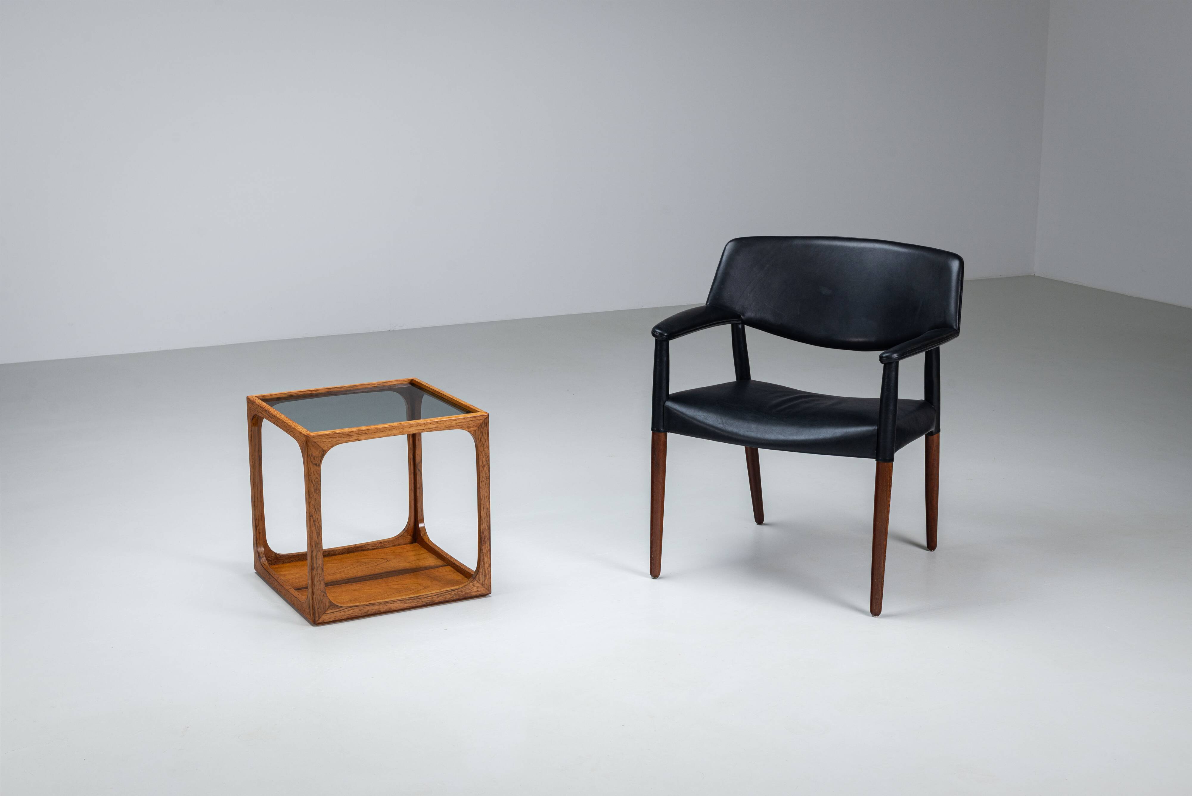 Jacob Brink sidetable in rosewood with smoked glass top