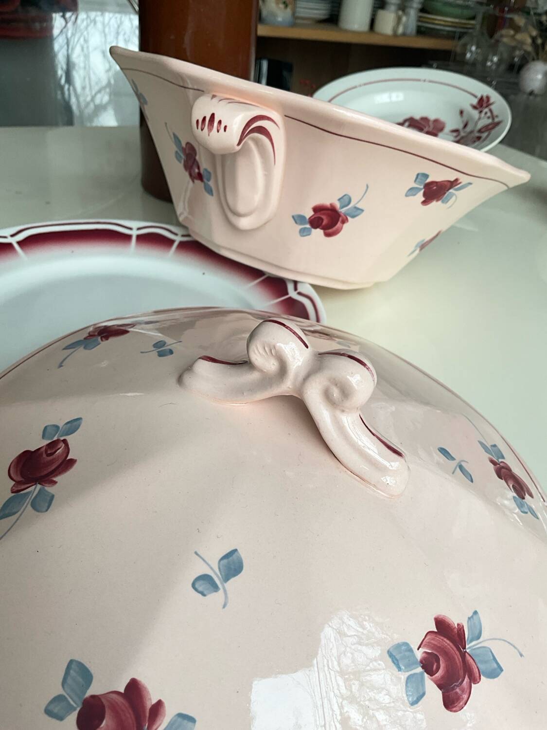 Saint Amand soup tureen, Pompadour model