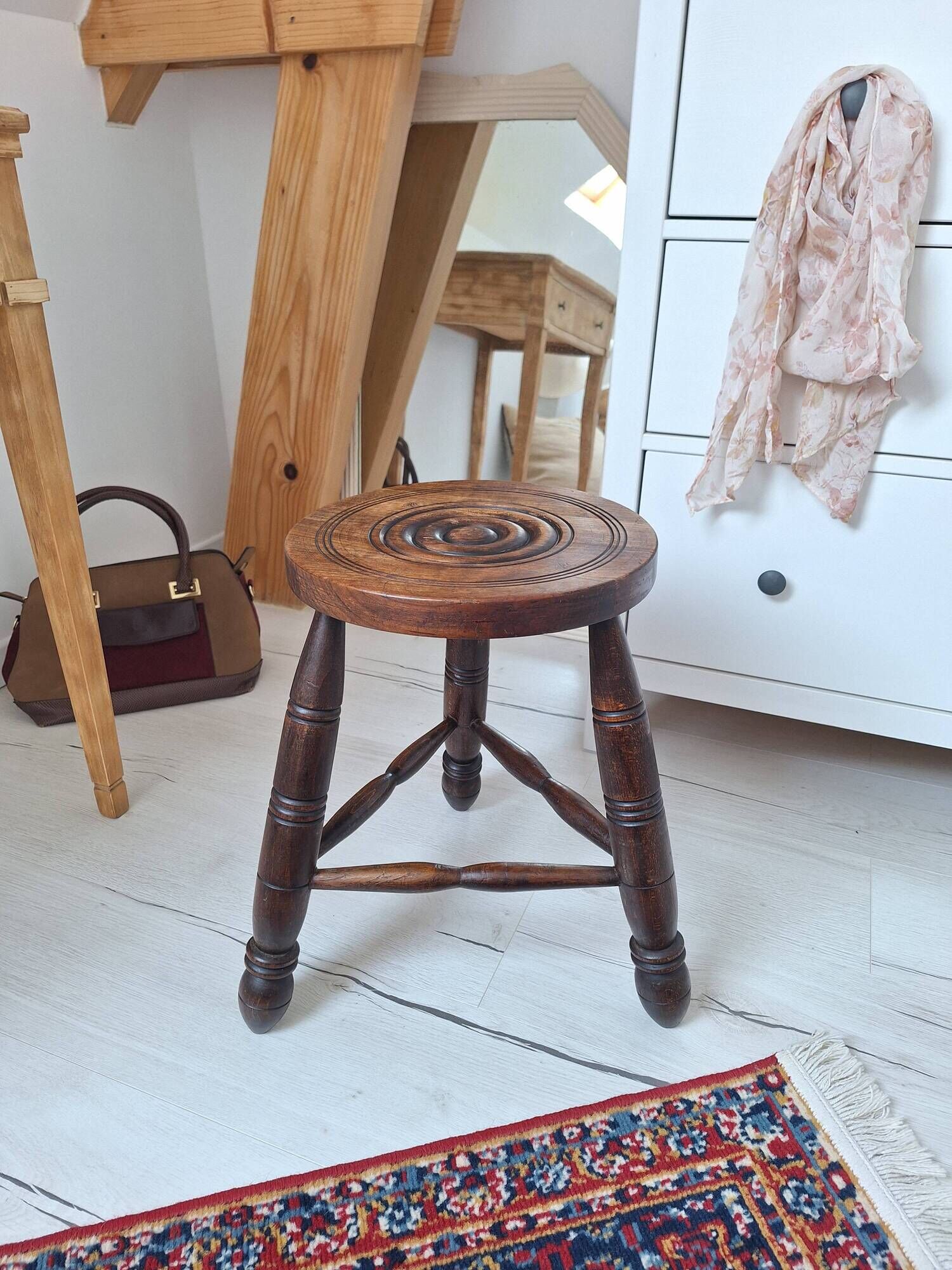 Tabouret tripode en bois massif