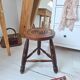 Tabouret tripode en bois massif