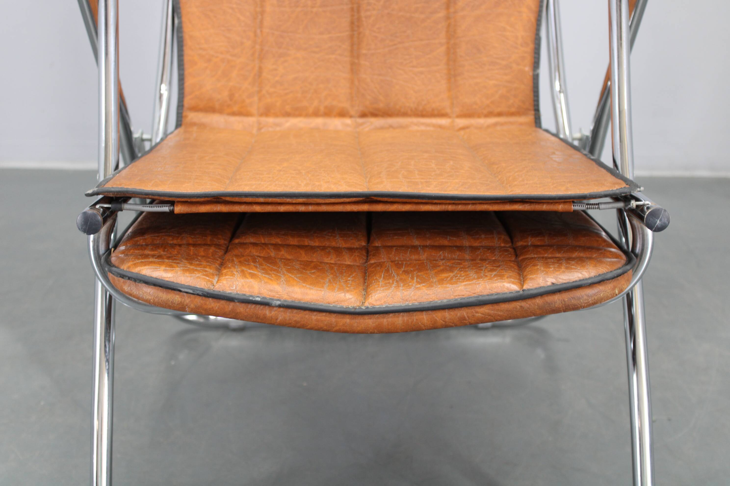 1970s Italian folding lounge chair with leatherette upholstery