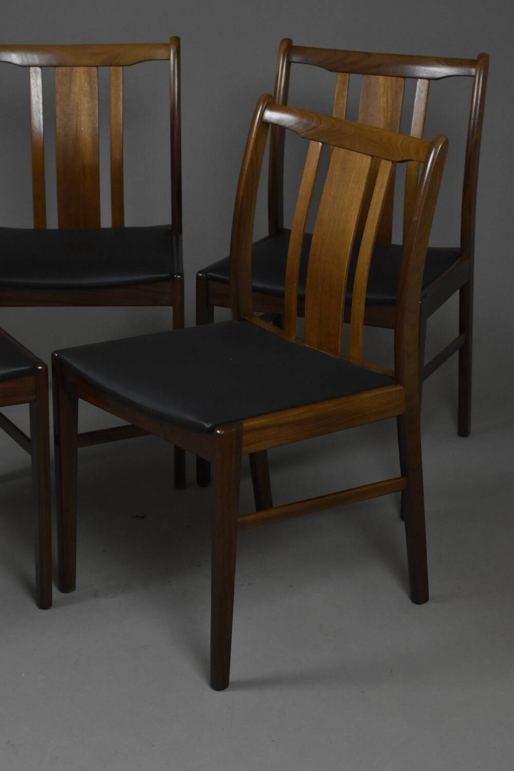 Ensemble de 4 chaises danoises en massif d'afomosia, années 60