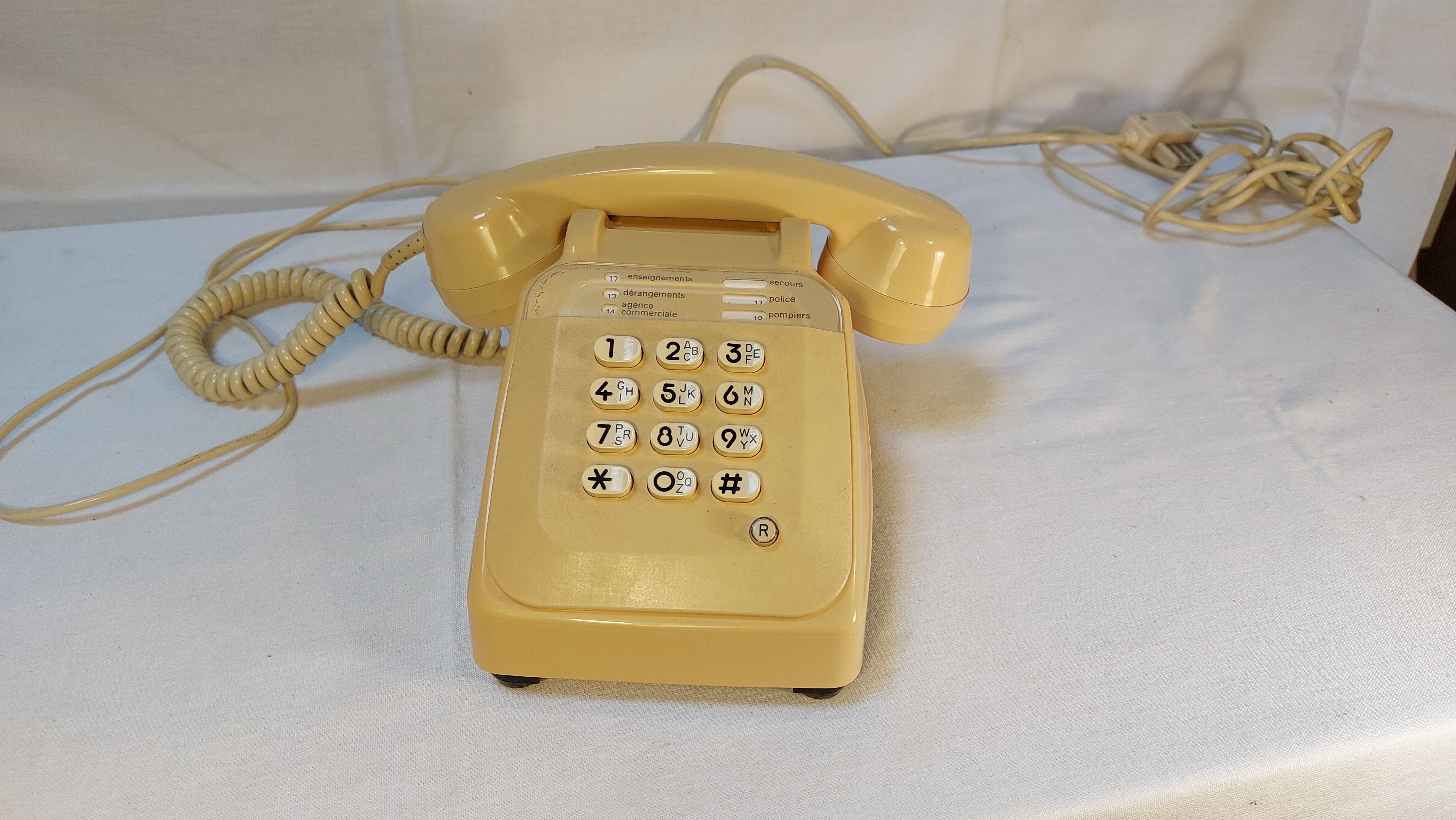 Vintage phone with socotel s63 ivory keys
