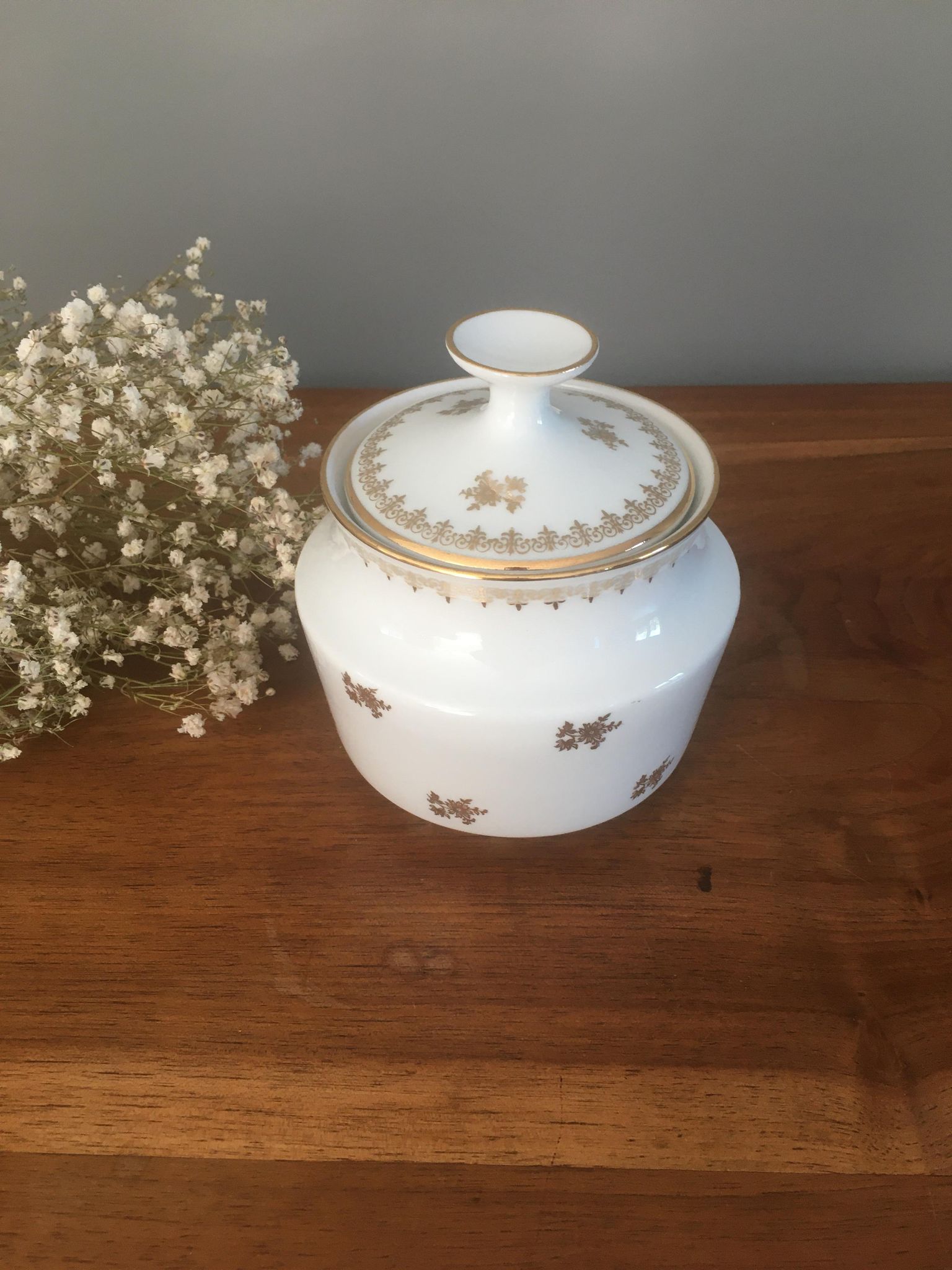 Coffee service in antique porcelain