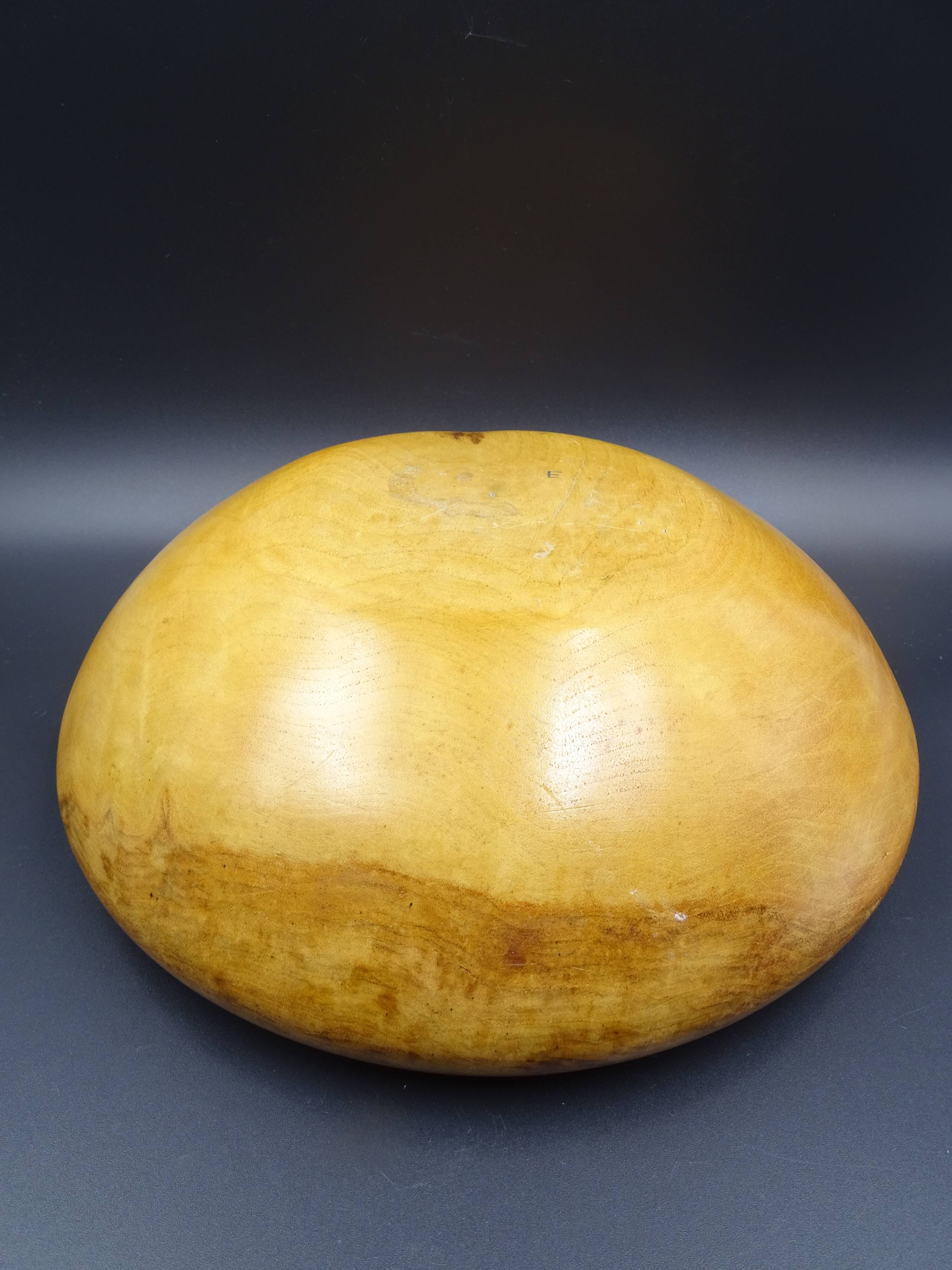 Wooden dish signed E - Circa 1960-1970