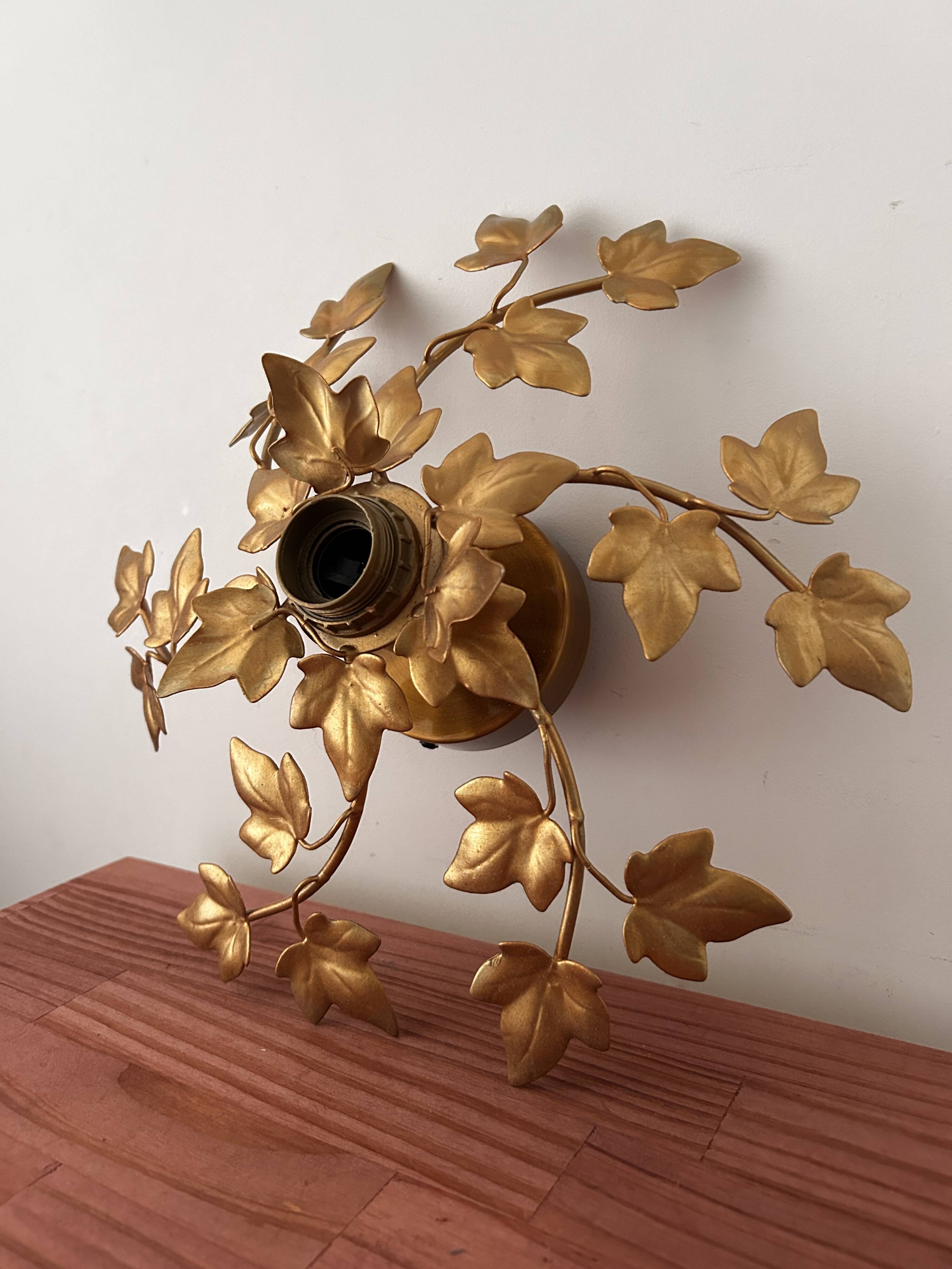 Wall light flower leaves in gold metal