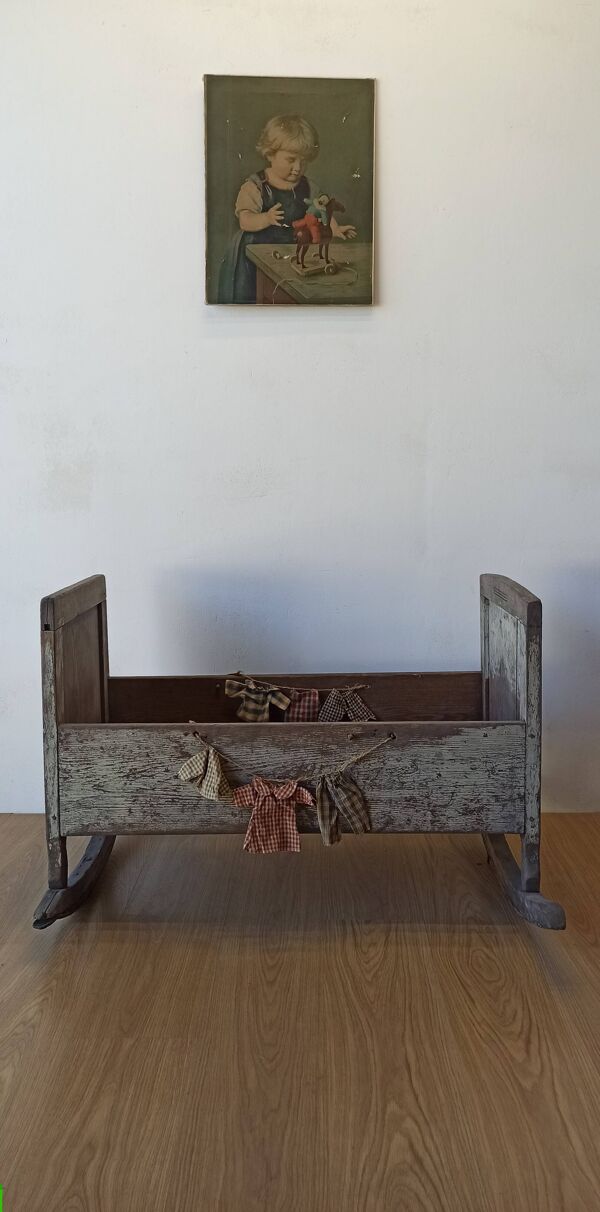 Berceau ancien et antique.