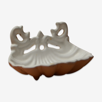 Shell soap holder