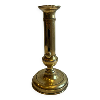 Bougeoir ancien en cuivre à bouton pressoir