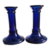 Paire de bougeoirs en verre bleu