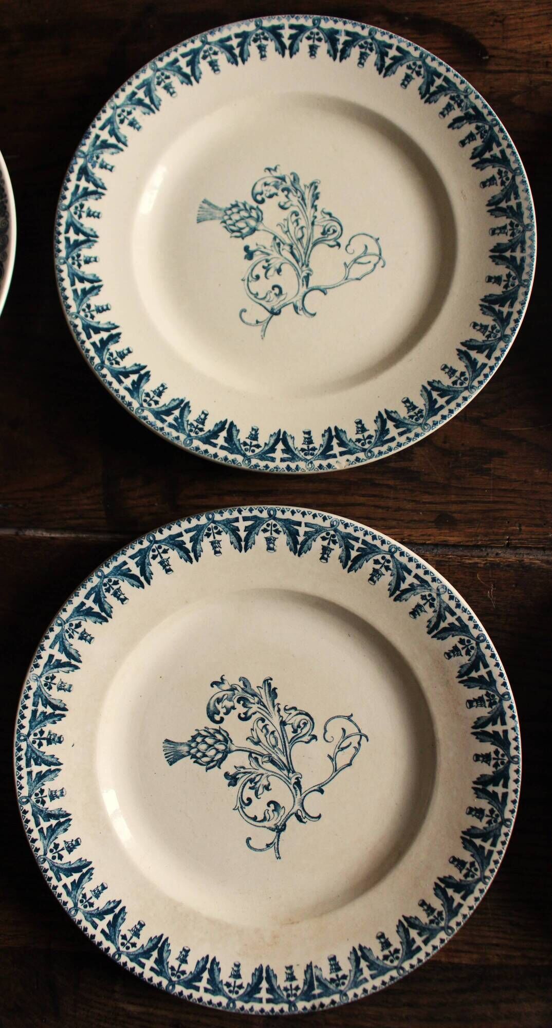 6 mismatched flat plates Terre de fer bleu Alésia Marcel Longchamp