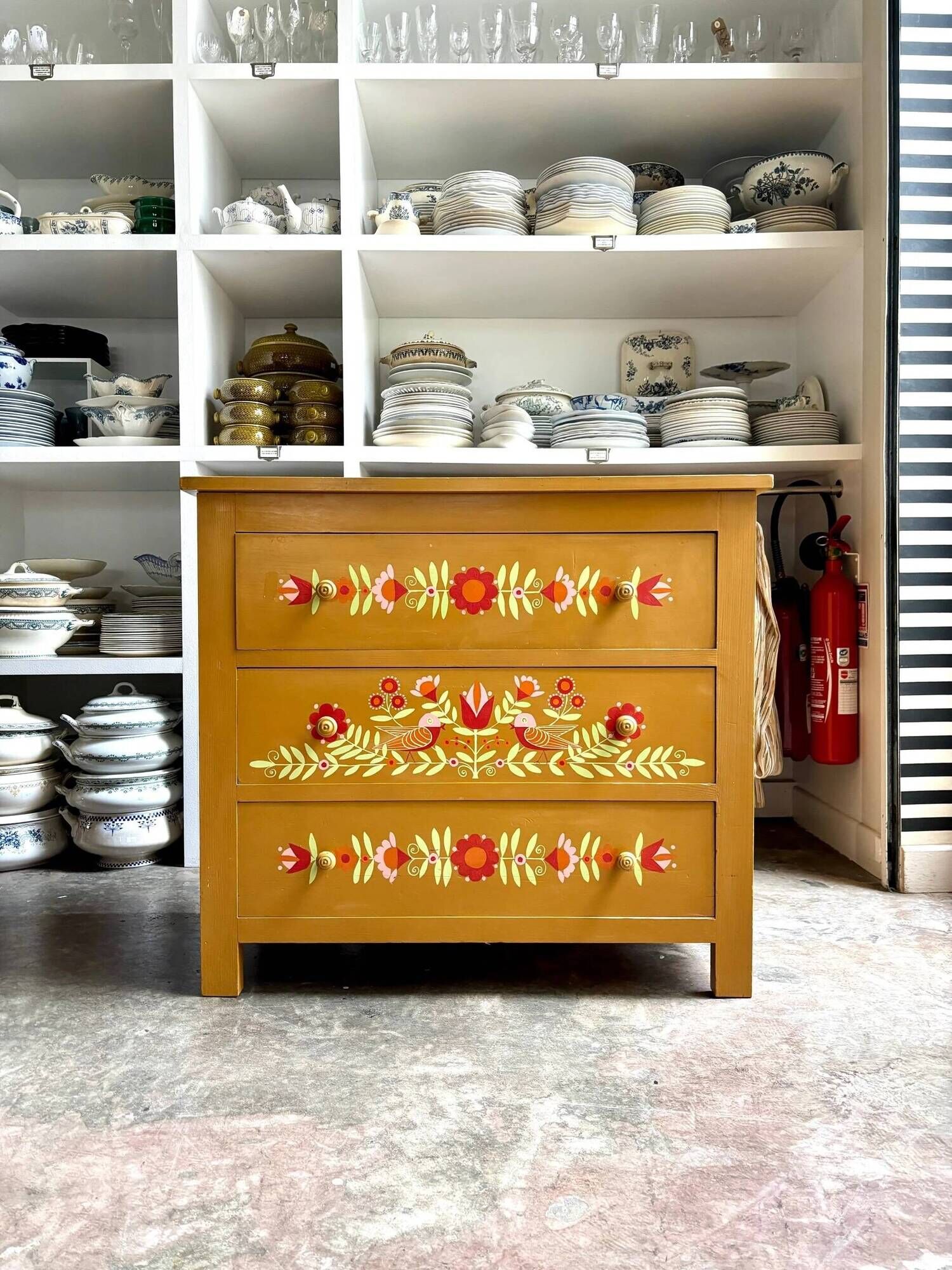 Commode 3 tiroirs en bois ocre et décorée à la main