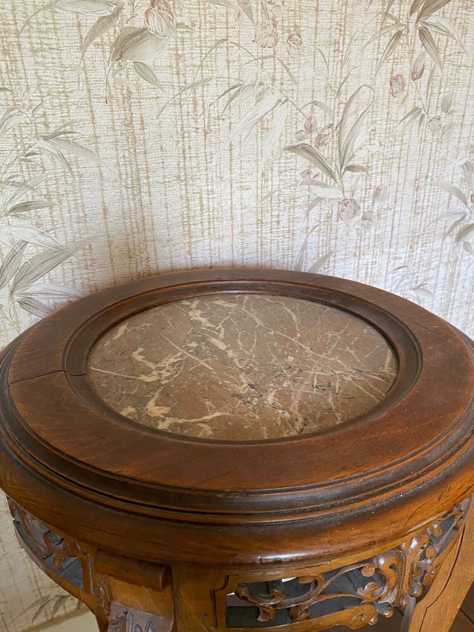 Fifth wheel / Carved wooden plant door with double top - brown marble around 1900