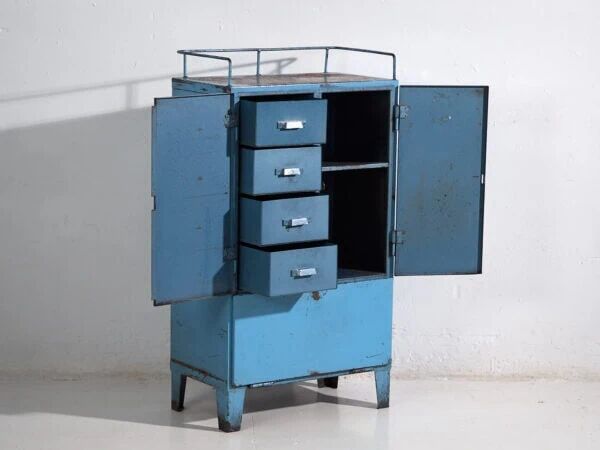 Armoire vintage de style industriel avec patine bleue (c.1950)