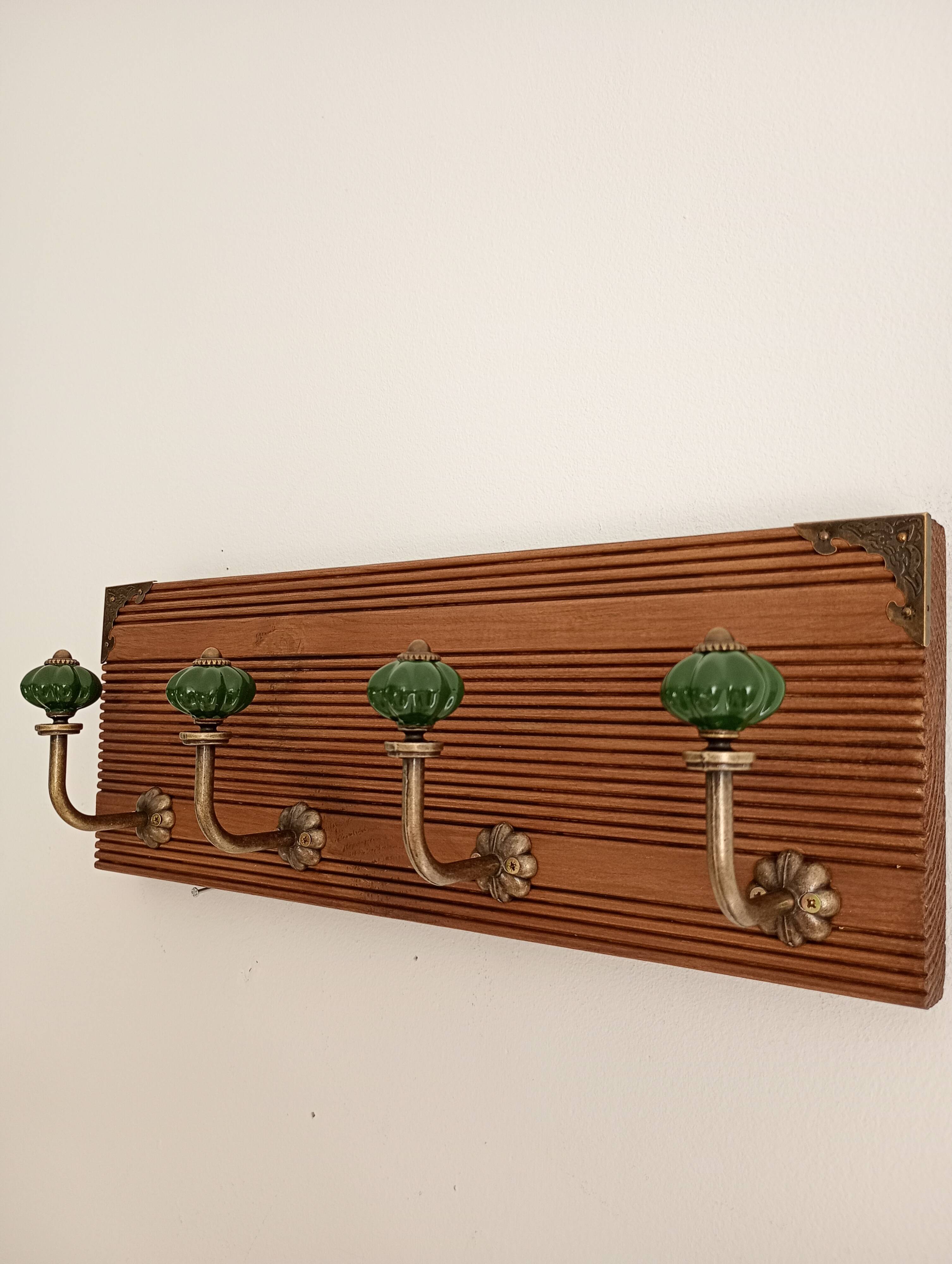 Wall-mounted coat rack with 4 emerald green hooks, grooved wood, 40 cm
