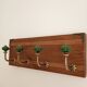 Wall-mounted coat rack with 4 emerald green hooks, grooved wood, 40 cm