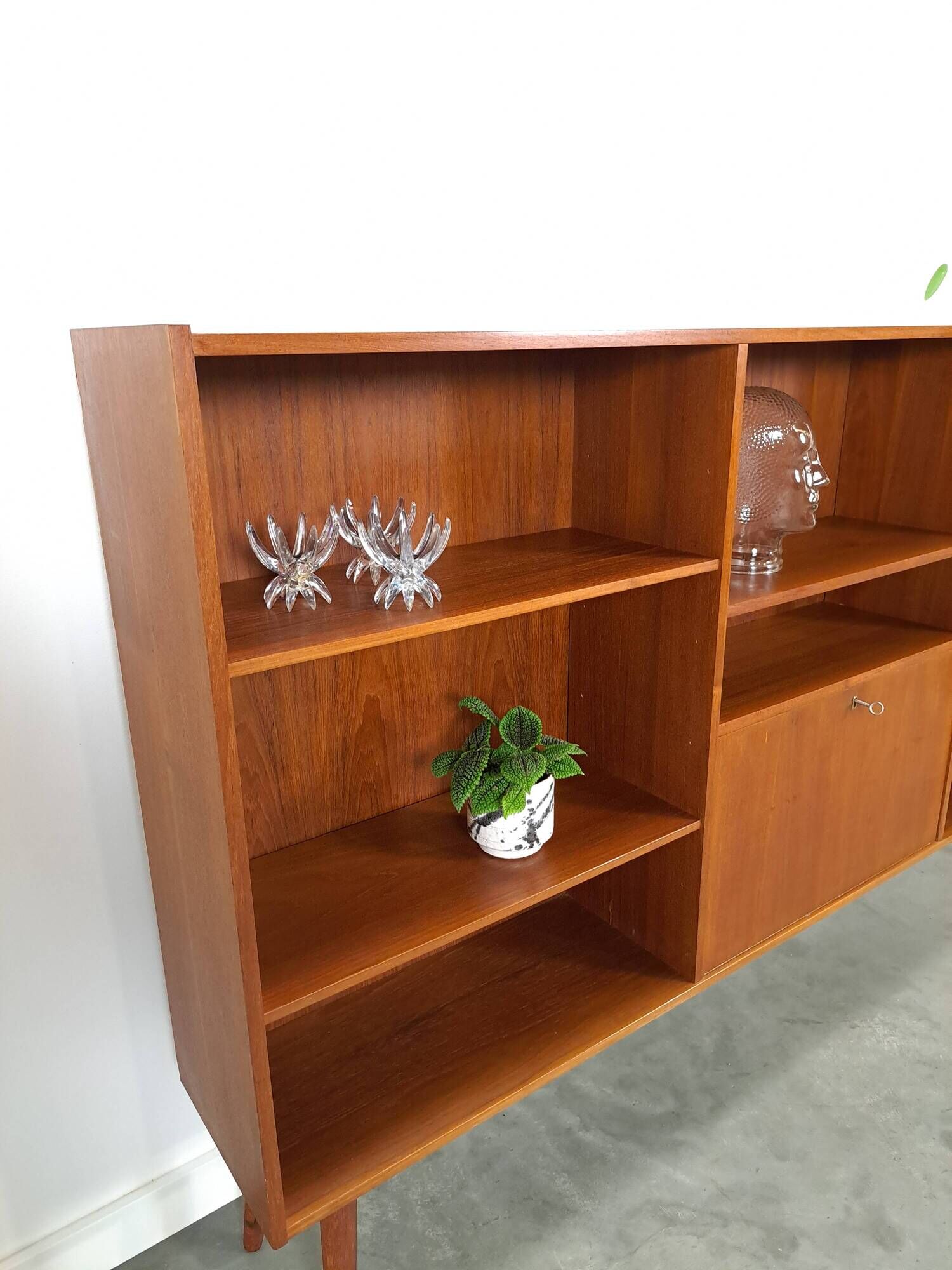 Deens teak brede LP kast met planken, lades en bar met spiegel