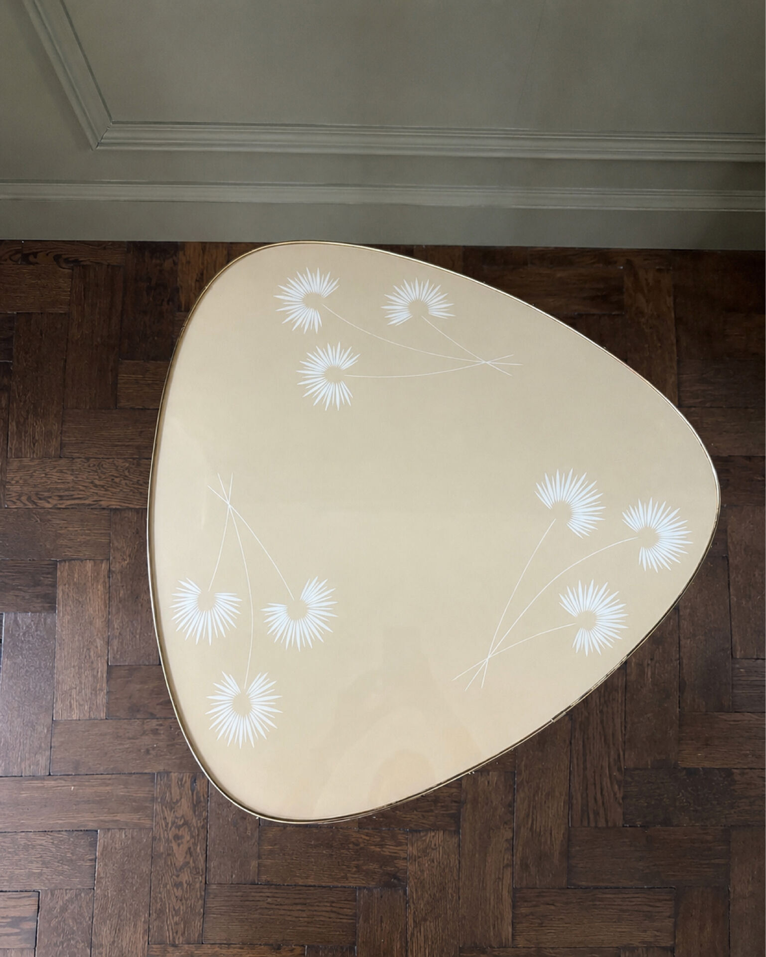 Tripod coffee table with floral design from the 1950s in brass metal and decorative top.
