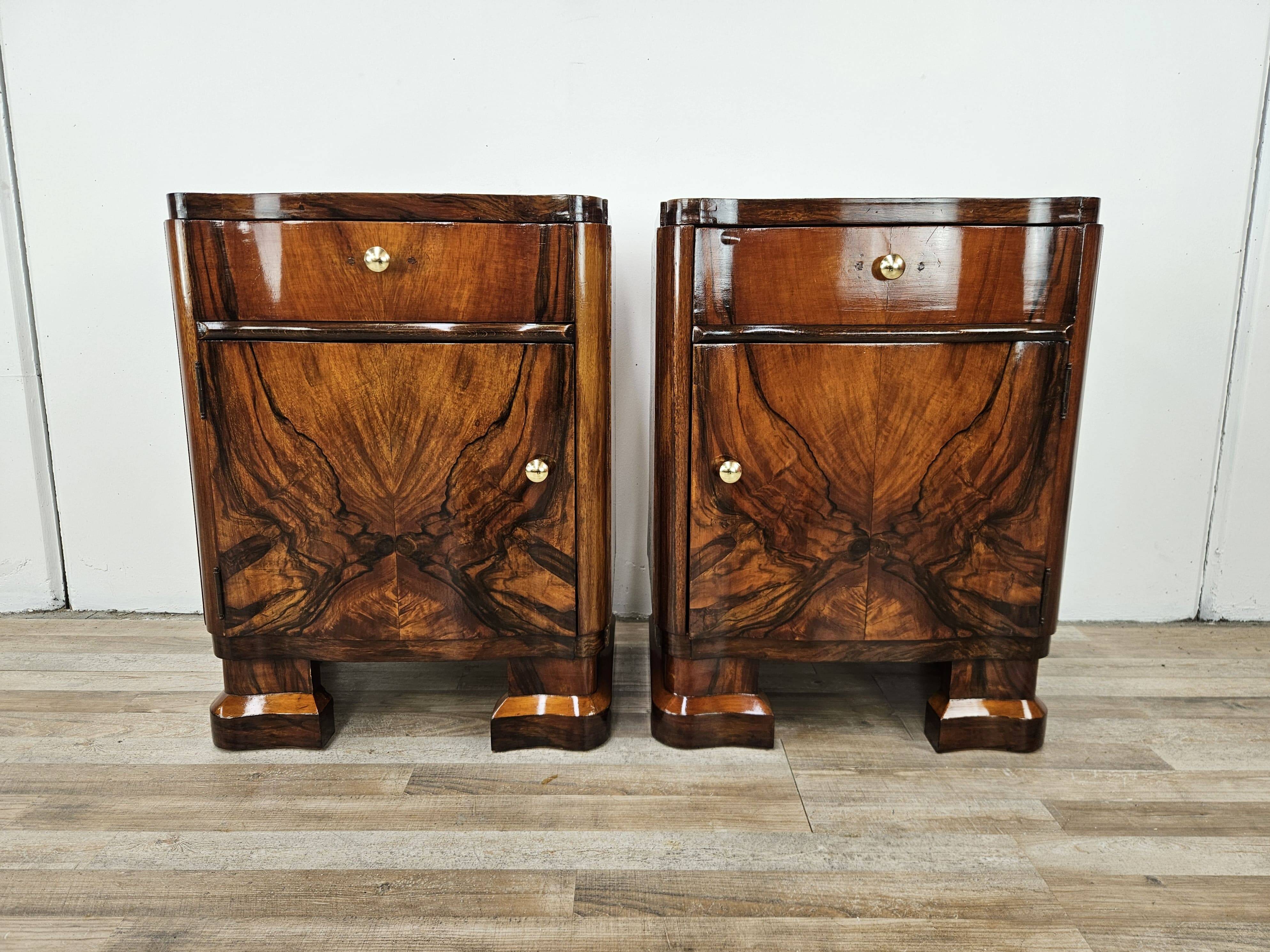 Art Decò bedside tables in walnut burl with brass knobs