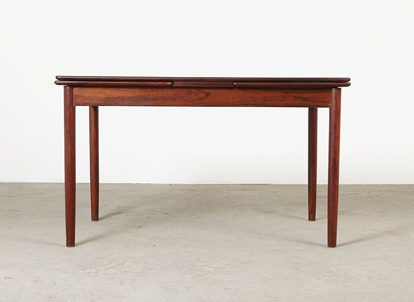 Extensible in the 1960s rosewood dining table.