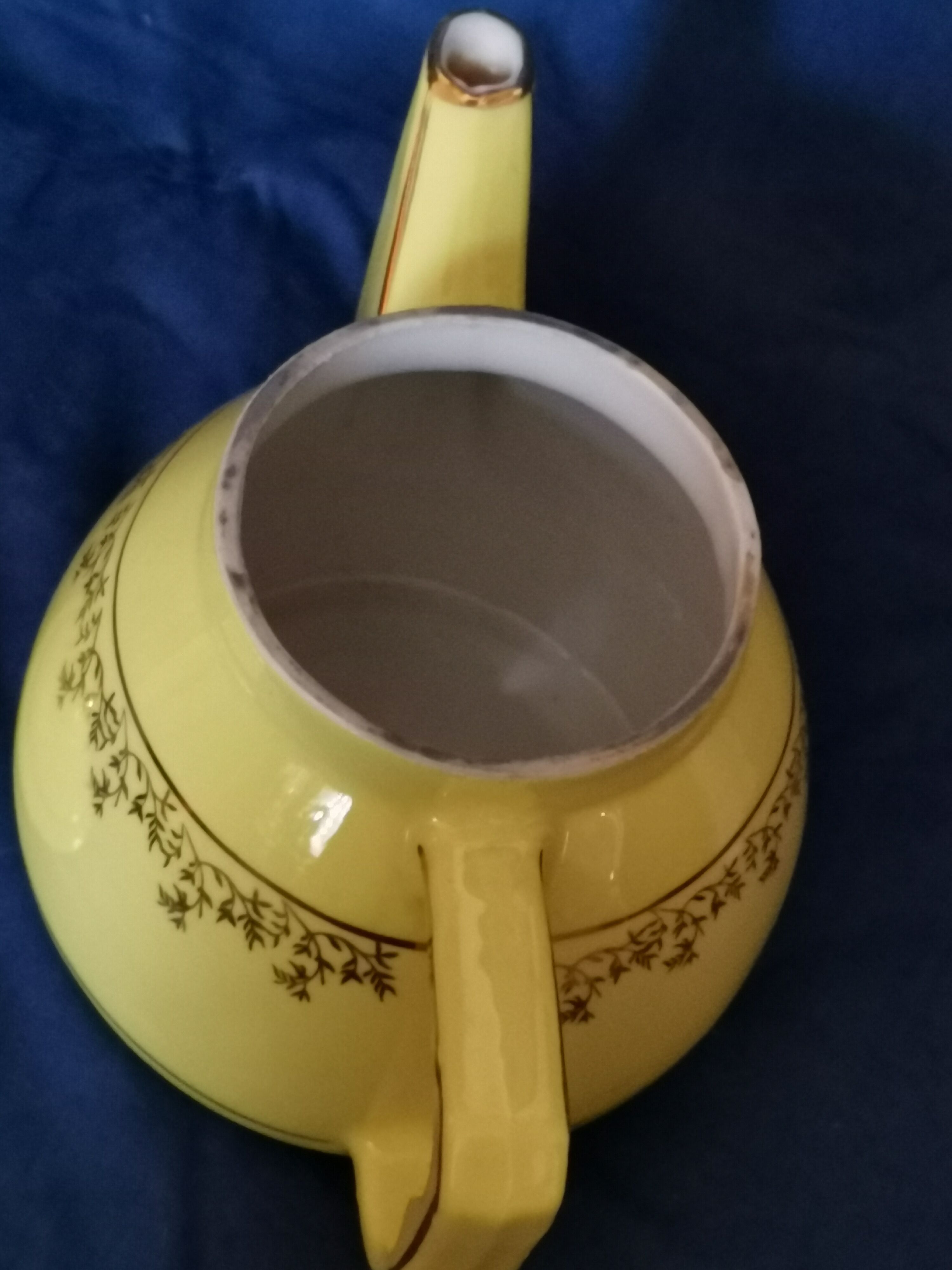 Théière ancienne jaune frise dorée