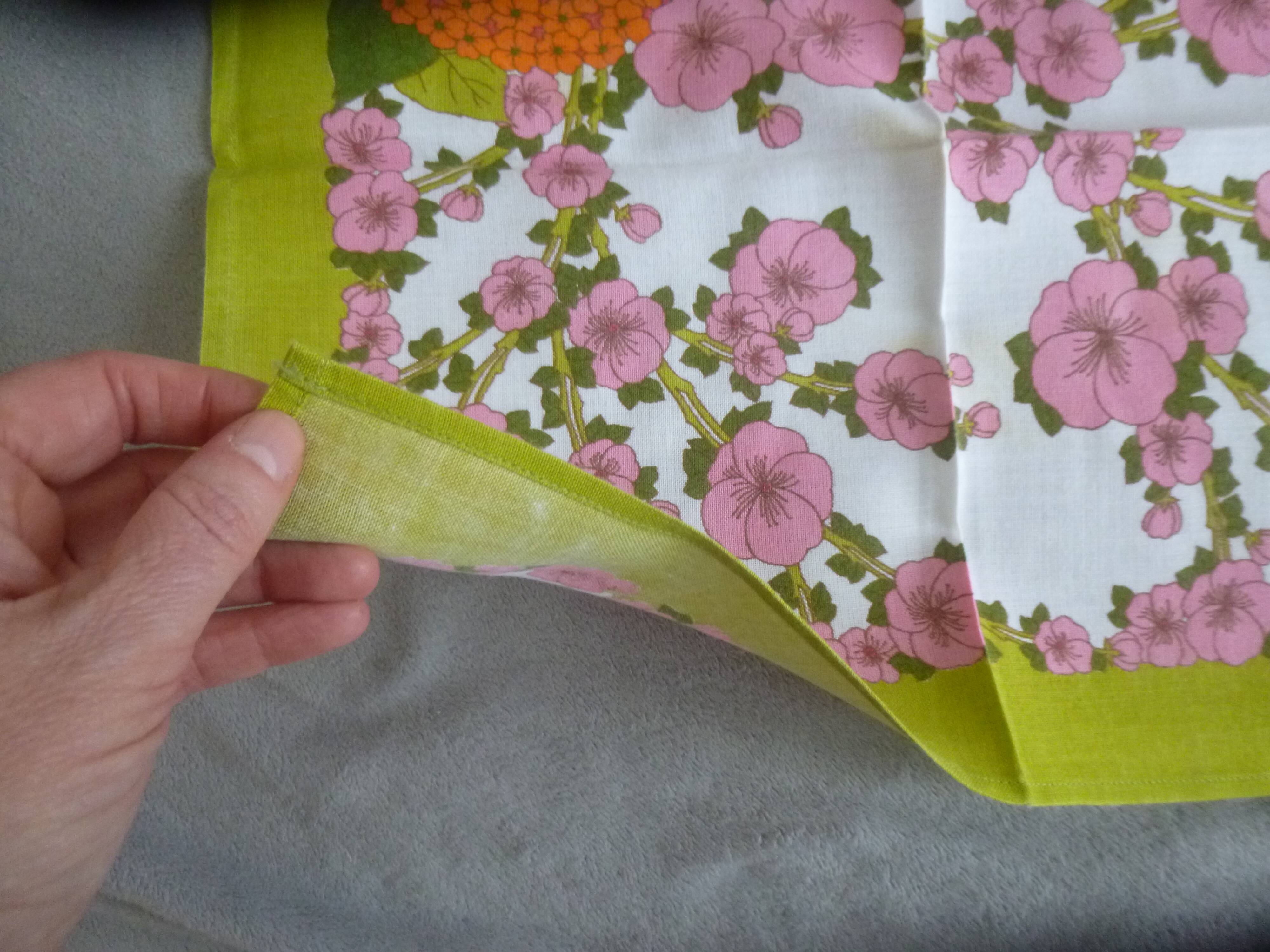 Bassetti 70s tablecloth and its 12 napkins