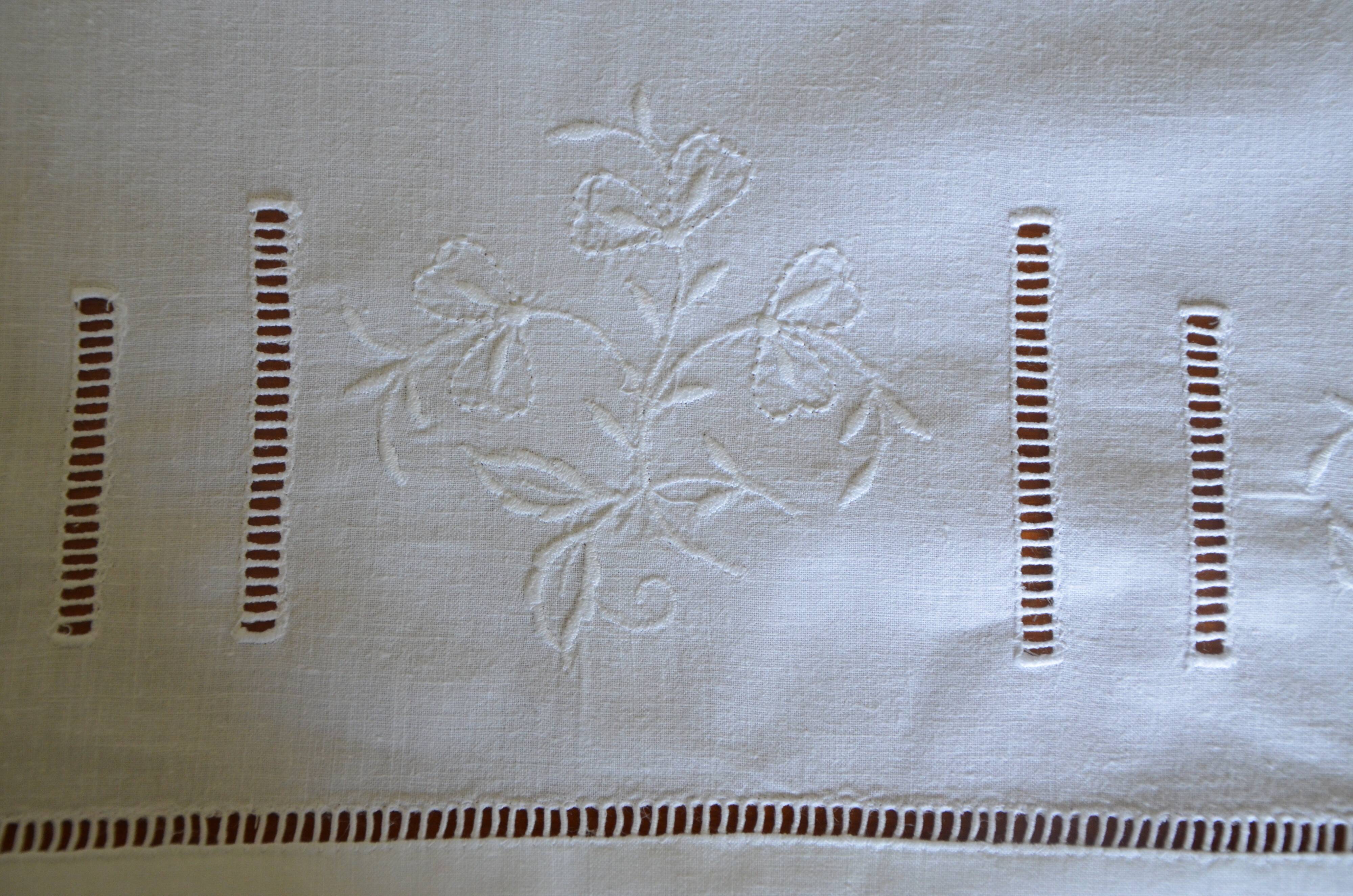 Embroidered children's bedding set