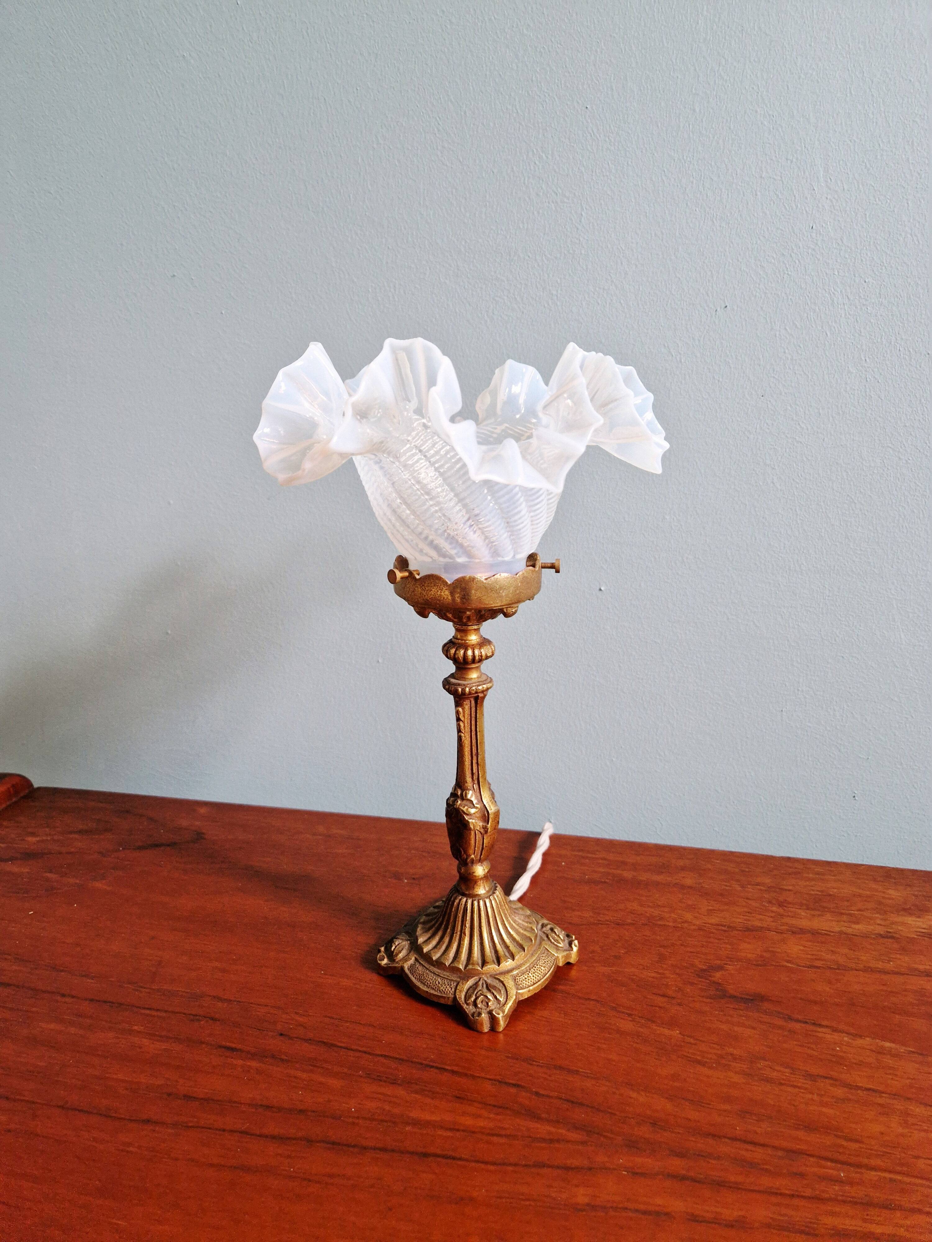 Table lamp in gilded bronze with opalescent glass shade, early 20th century.