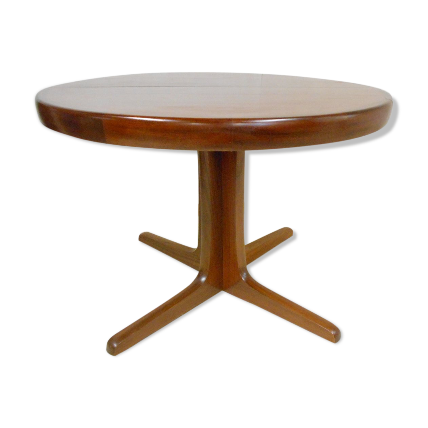 Expandable round teak table