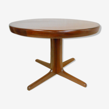 Expandable round teak table