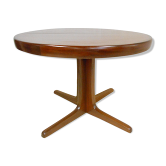 Expandable round teak table