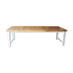 Table rectangulaire en chêne. pieds métalliques. création unique.