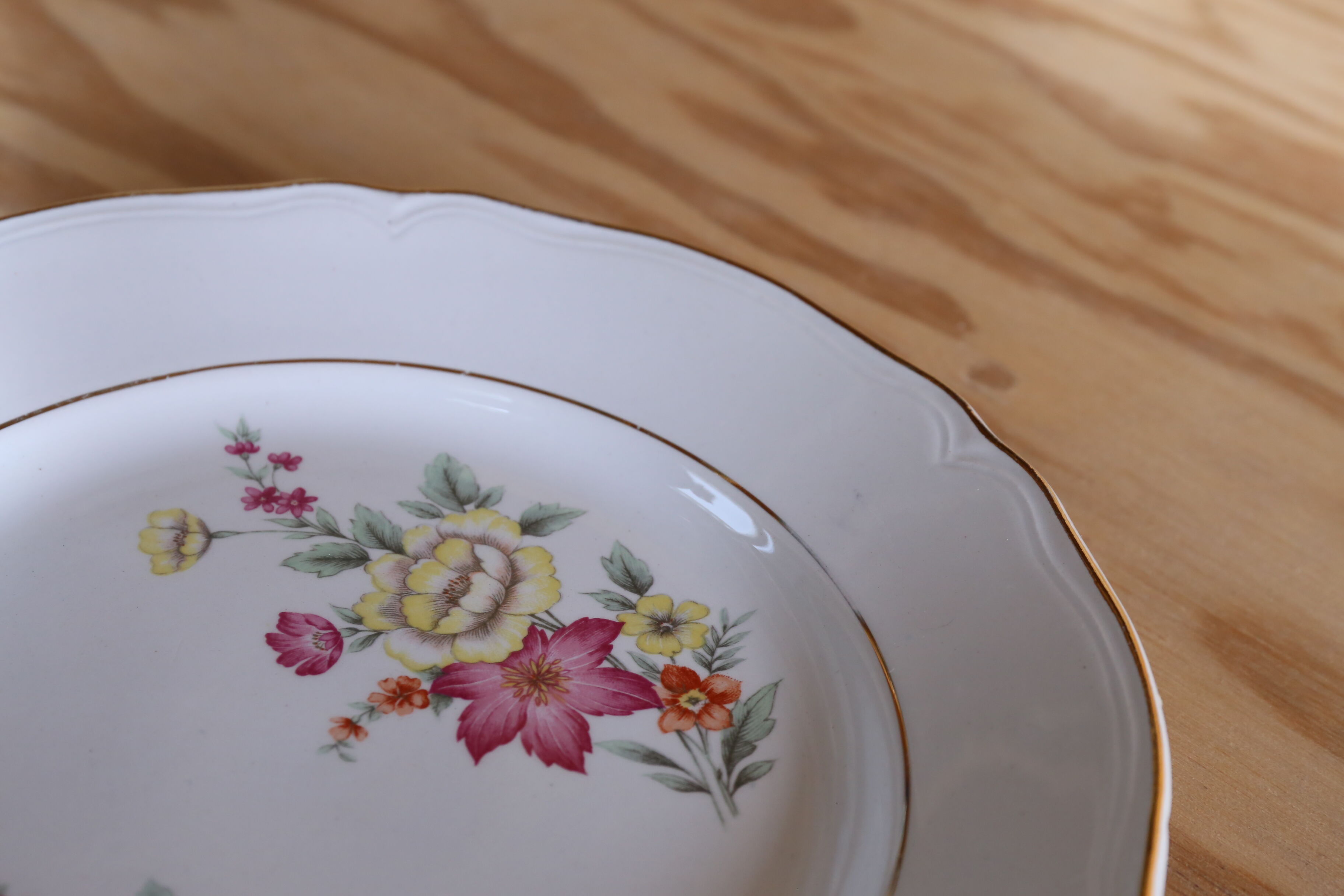 6 Vintage plates