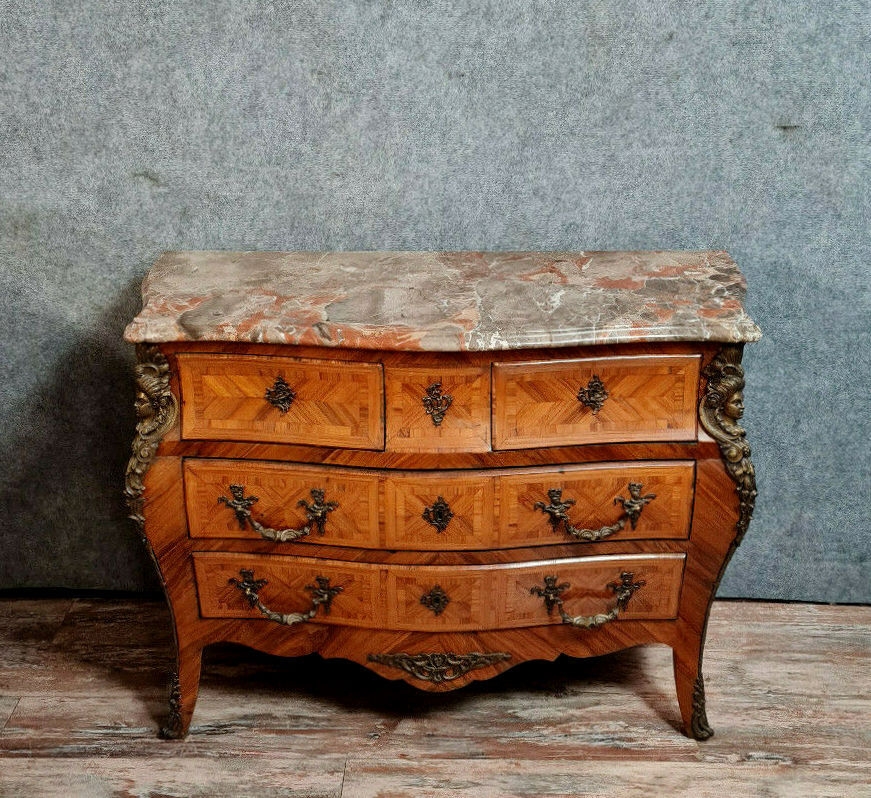 Commode Louis XV galbée a décors aux espagnolettes vers 1850-1880
