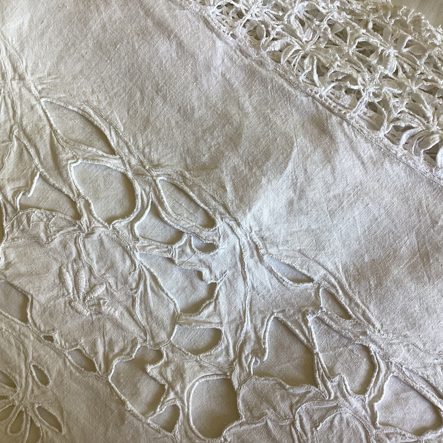 Ancien drap brodé monogramme CA